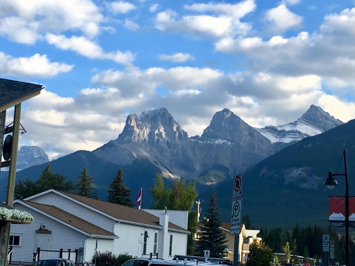 Alluring Mountain View Condo - Right In The Heart Of Downtown - Managed By Little Sister Getaways Canmore Exterior photo