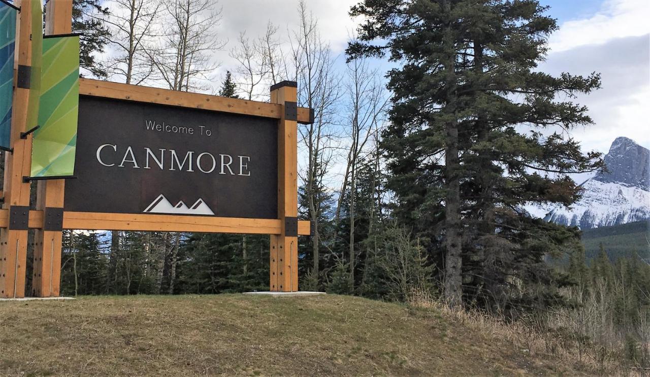 Alluring Mountain View Condo - Right In The Heart Of Downtown - Managed By Little Sister Getaways Canmore Exterior photo