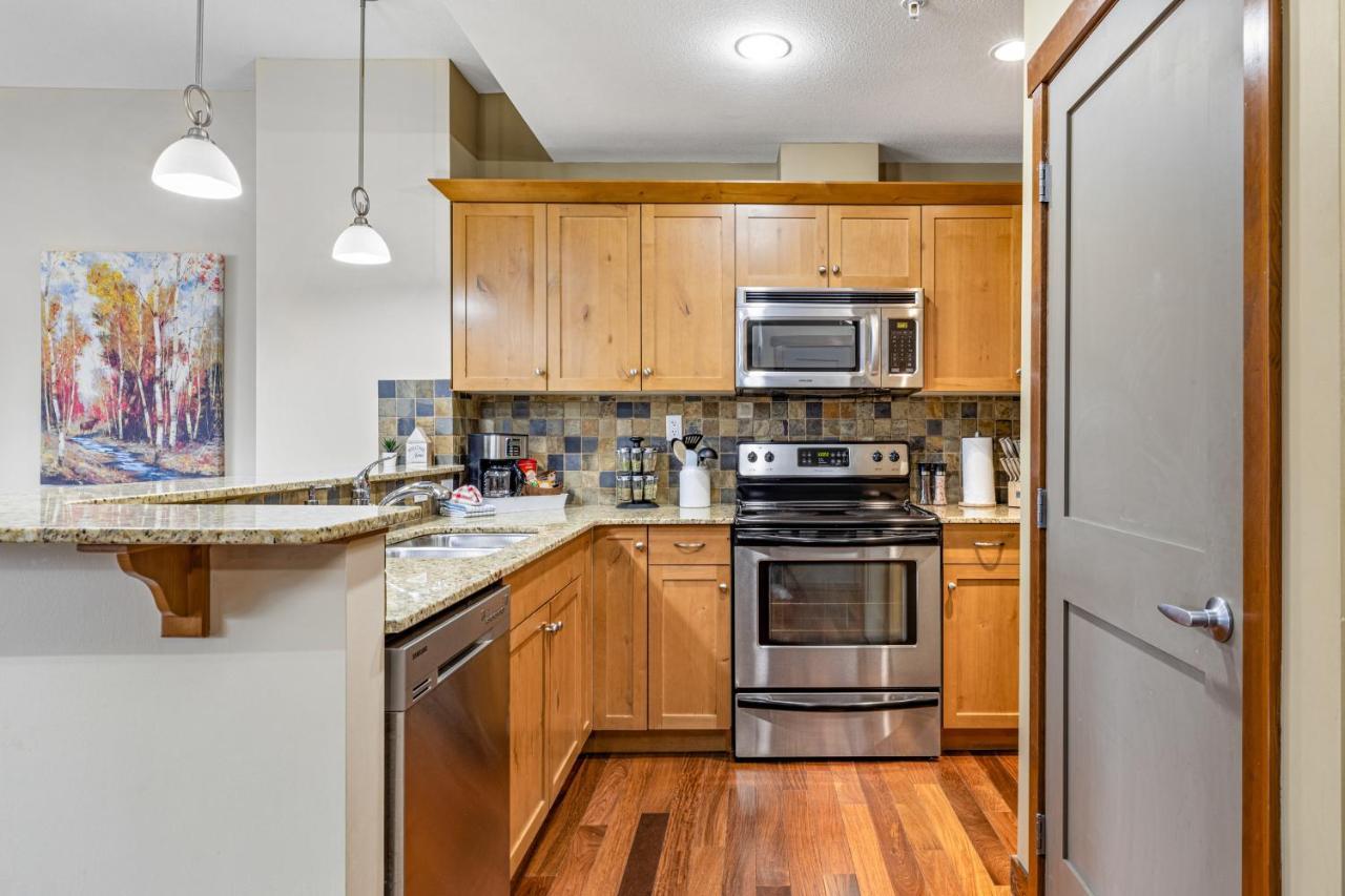 Alluring Mountain View Condo - Right In The Heart Of Downtown - Managed By Little Sister Getaways Canmore Exterior photo