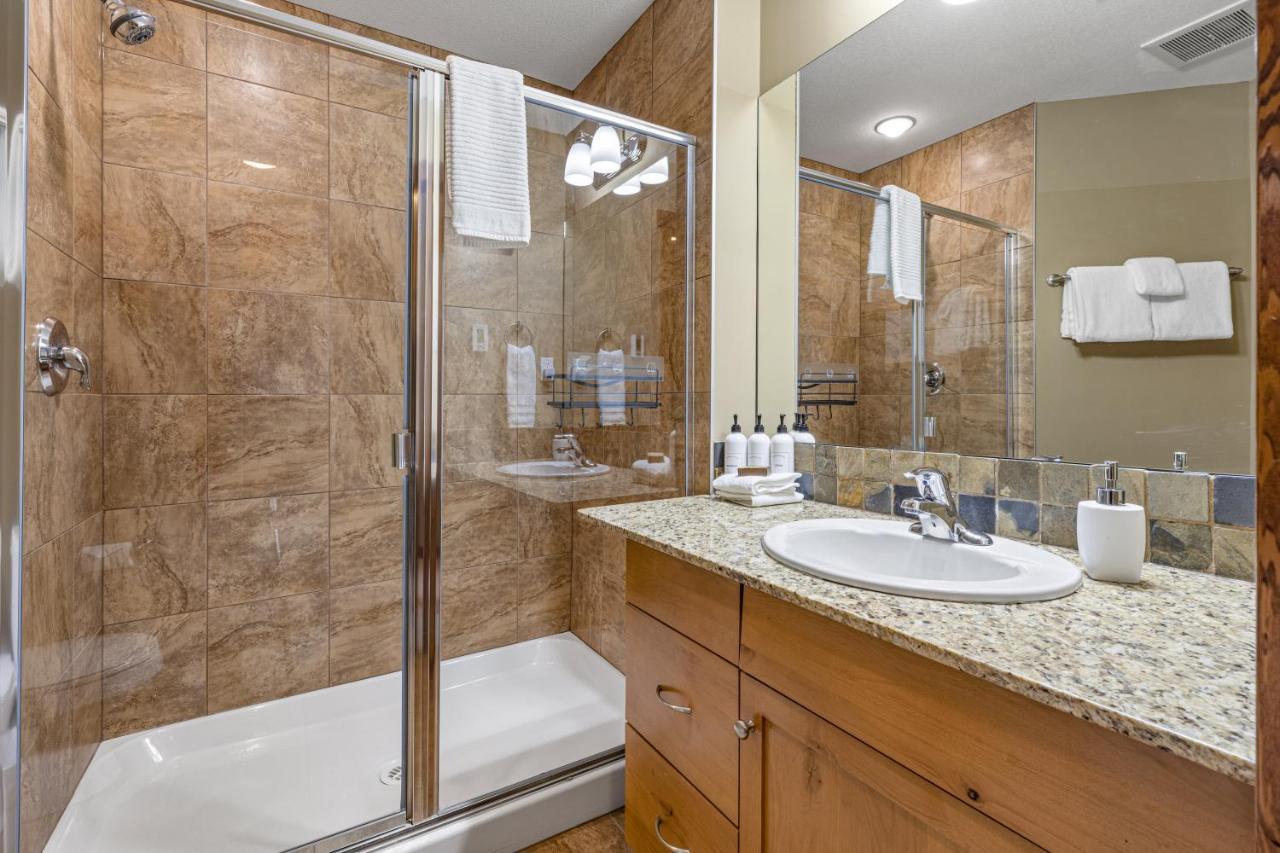 Alluring Mountain View Condo - Right In The Heart Of Downtown - Managed By Little Sister Getaways Canmore Exterior photo