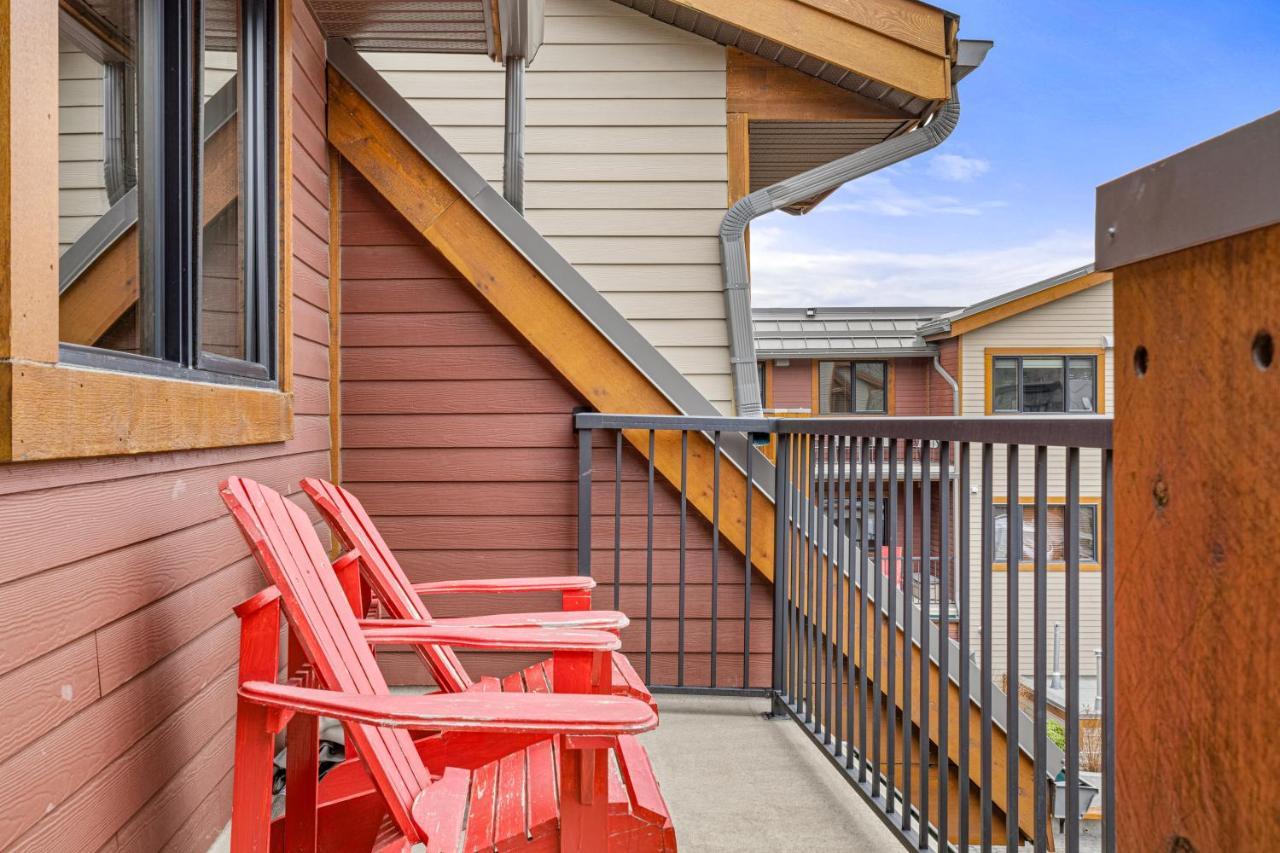 Alluring Mountain View Condo - Right In The Heart Of Downtown - Managed By Little Sister Getaways Canmore Exterior photo