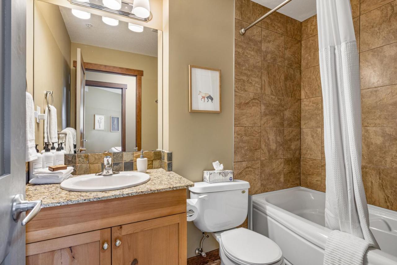 Alluring Mountain View Condo - Right In The Heart Of Downtown - Managed By Little Sister Getaways Canmore Exterior photo