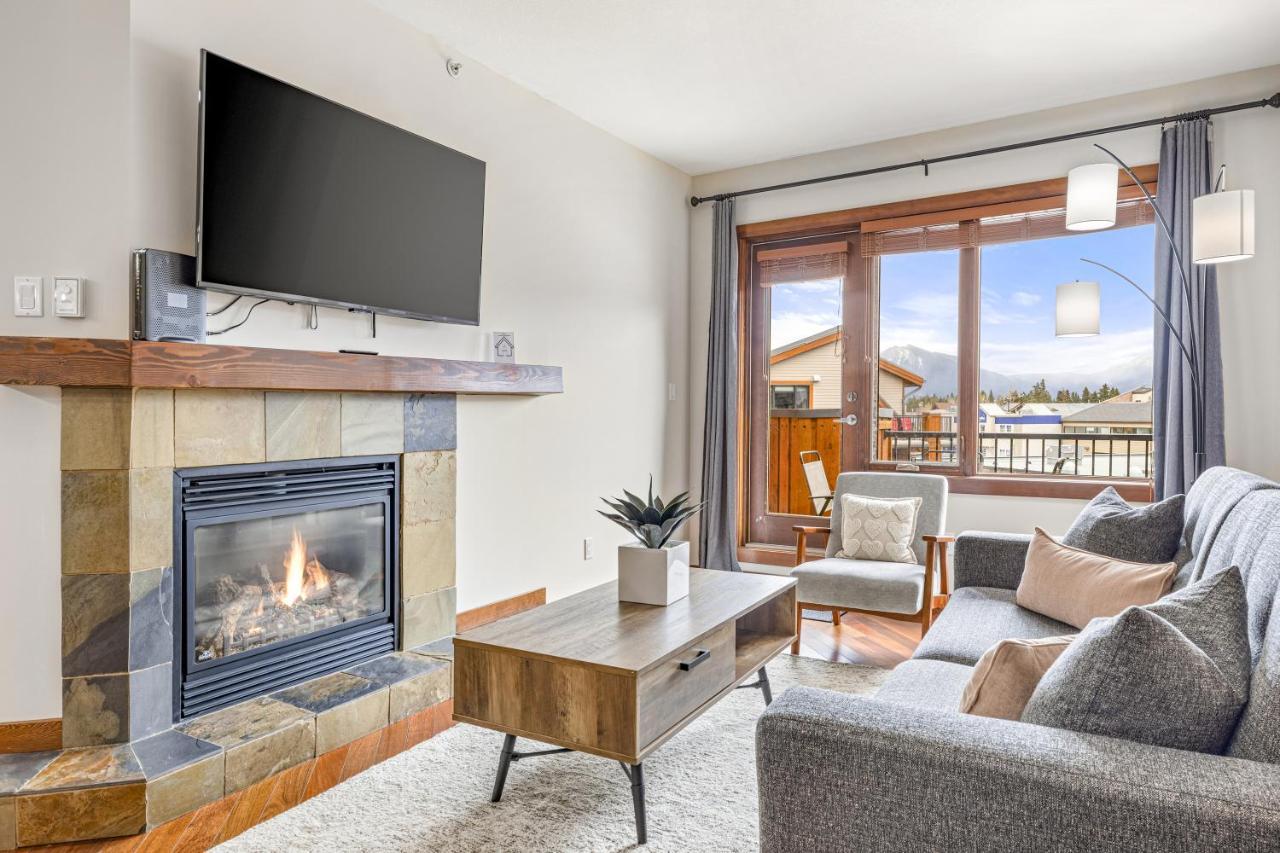 Alluring Mountain View Condo - Right In The Heart Of Downtown - Managed By Little Sister Getaways Canmore Exterior photo