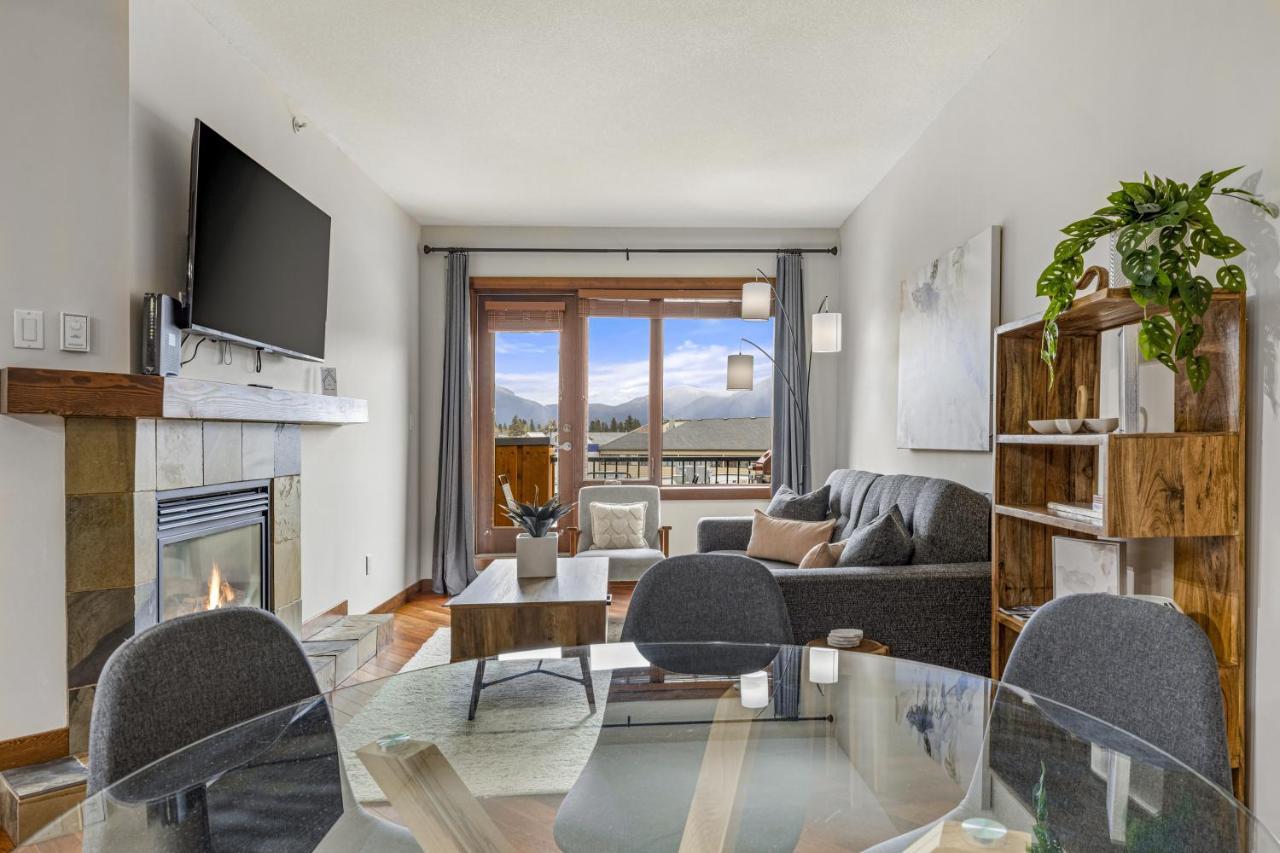 Alluring Mountain View Condo - Right In The Heart Of Downtown - Managed By Little Sister Getaways Canmore Exterior photo